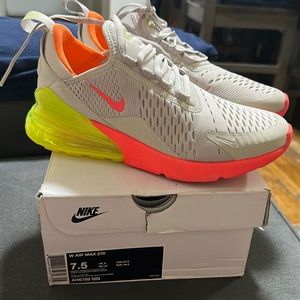 Woman Air max 270 beige& neon, worn once